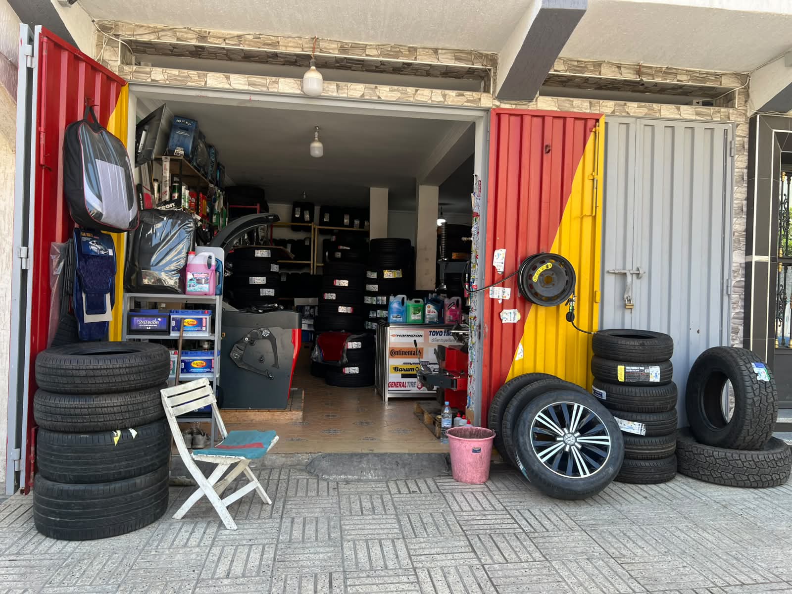 محل الإطارات من الخارج