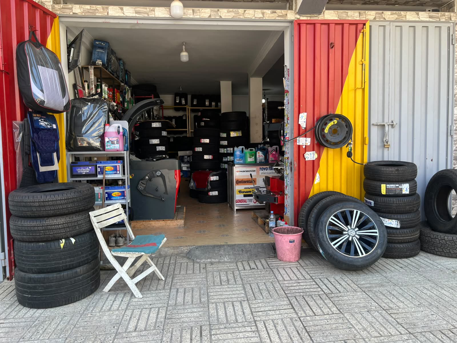 واجهة محل الإطارات والبطاريات